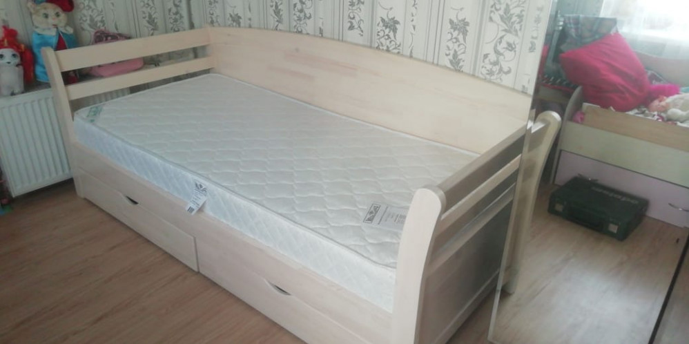 Кровать из натурального дерева Верона, массив сосны, цвет выбеленный дуб. Изделие укомплектовано матрасом с ортопедическим эффектом.